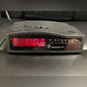 GE 7-4813B AM/FM Clock Radio w/ Battery Backup Snooze and Timer Wake to Music TW
